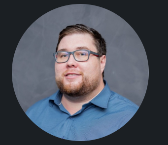 Instrutor Dennis Rojas